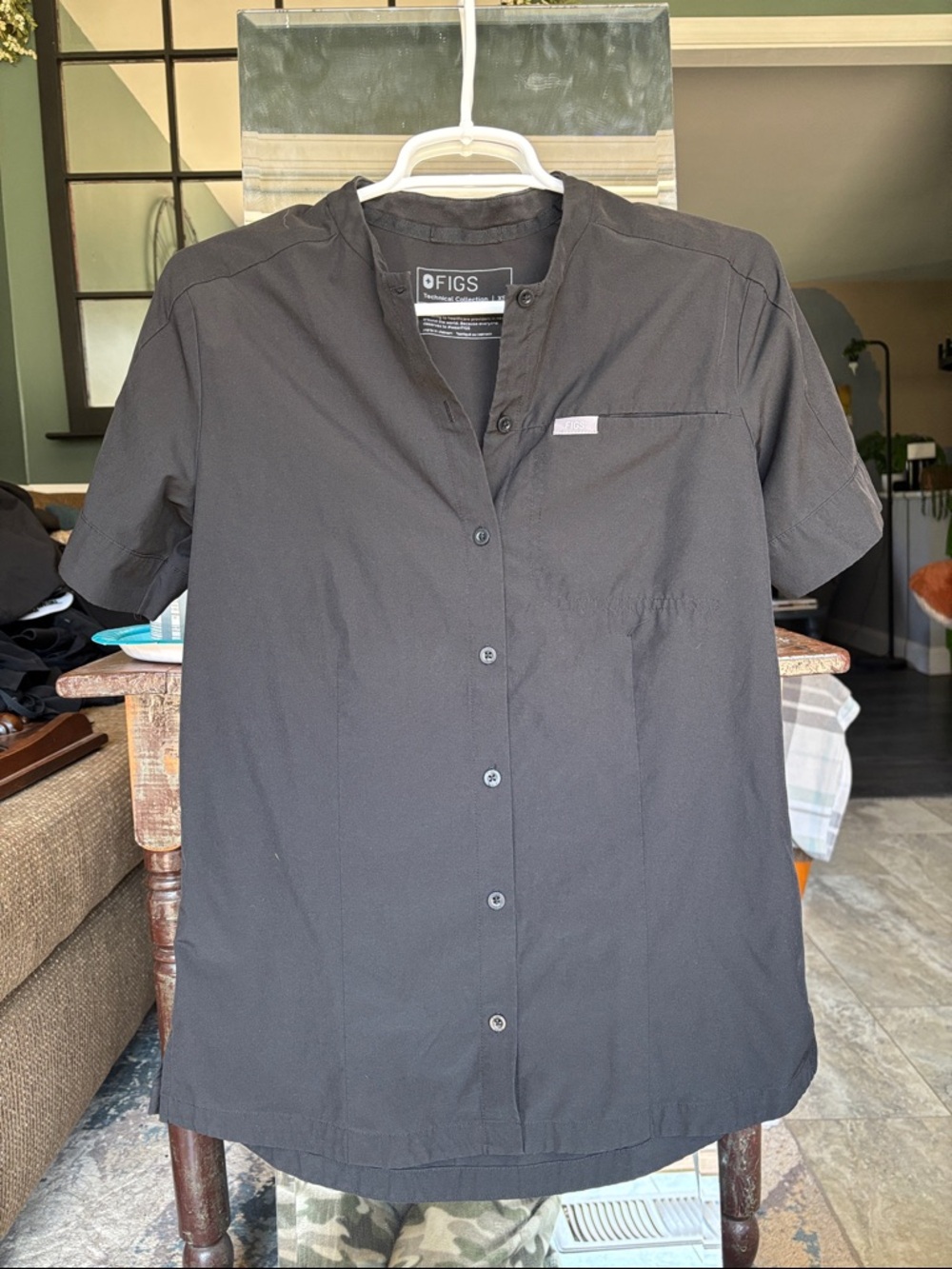 Scrubs: FIGS Women’s Black Short-Sleeve Button-Down Henley
